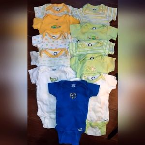 Gerber 0-3 baby onesies green/yellow
